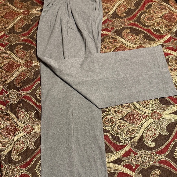 Beautiful New Express Cropped Jacket Pant Suit in Gray - Picture 2 of 4